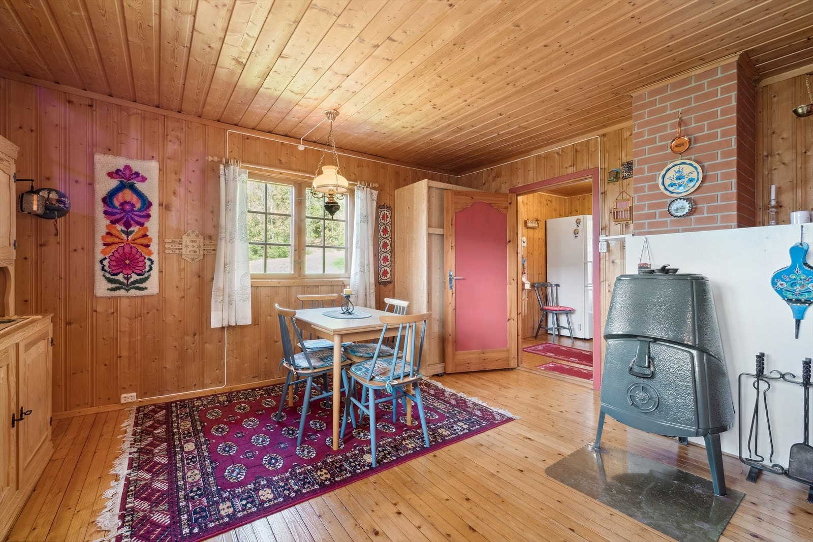 Stuen kan videre skilte med gode vindusflater som gir rommet rikelig med naturlig lys. Galleribilde