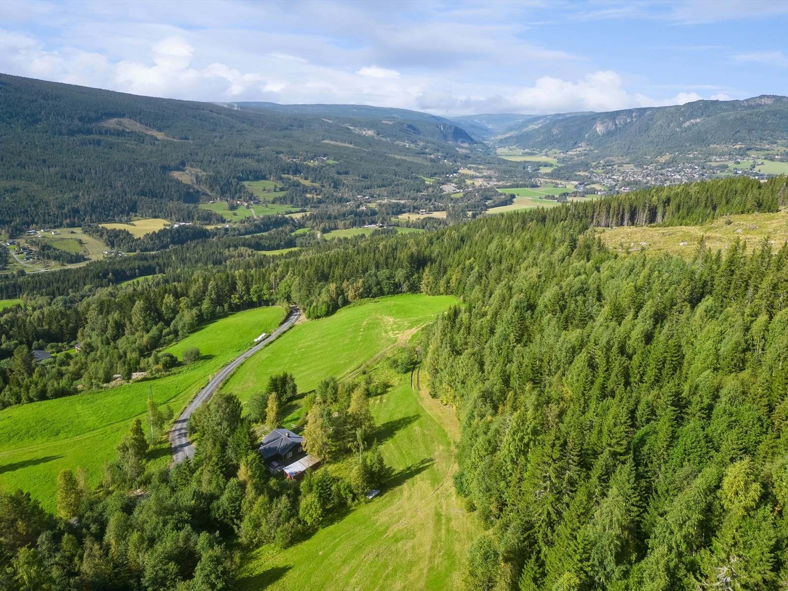 Hytta er oppført i 1972, med et totalt bruksareal på ca. 49 kvm. Galleribilde