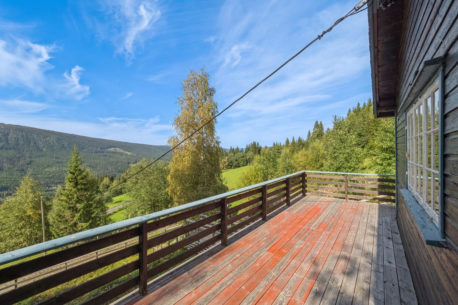Fra kjøkkenet er det utgang til solrik, vestvent terrasse på 20 kvm. Galleribilde