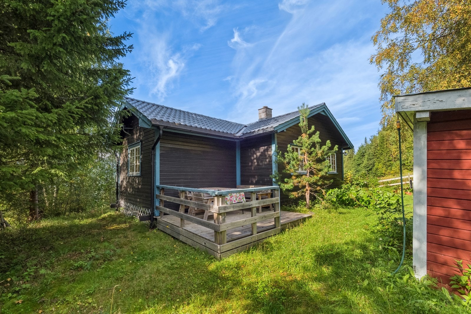 Eiendommen har fine og skjermede uteplasser, samt boltreplass for hele familien. Galleribilde