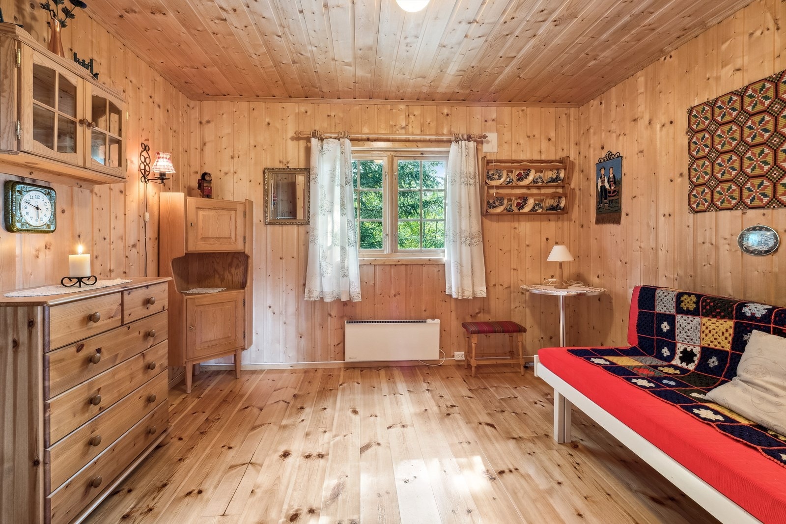 Soverommene har god plass til seng og naturlig tilhørende møblement. Galleribilde