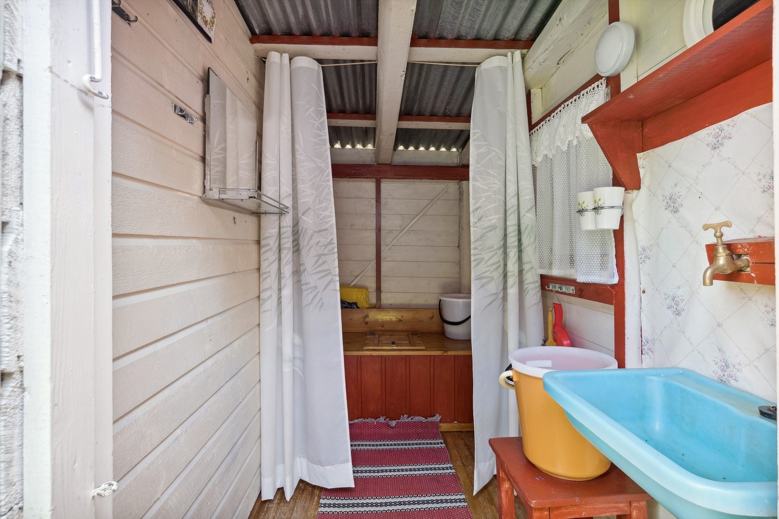 Utedoen i uthuset med utslagsvask. Galleribilde