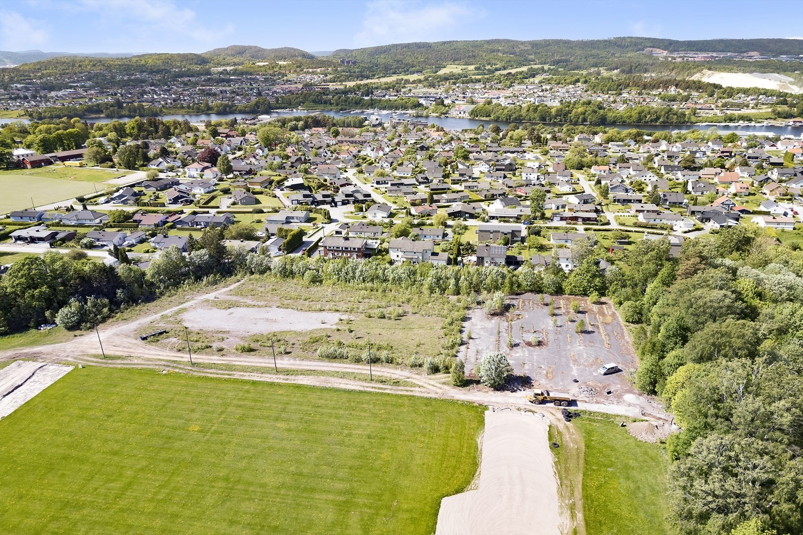 Tomten ligger i veletablert område med barneskole og idrettsanlegg i umiddelbar nærhet Galleribilde