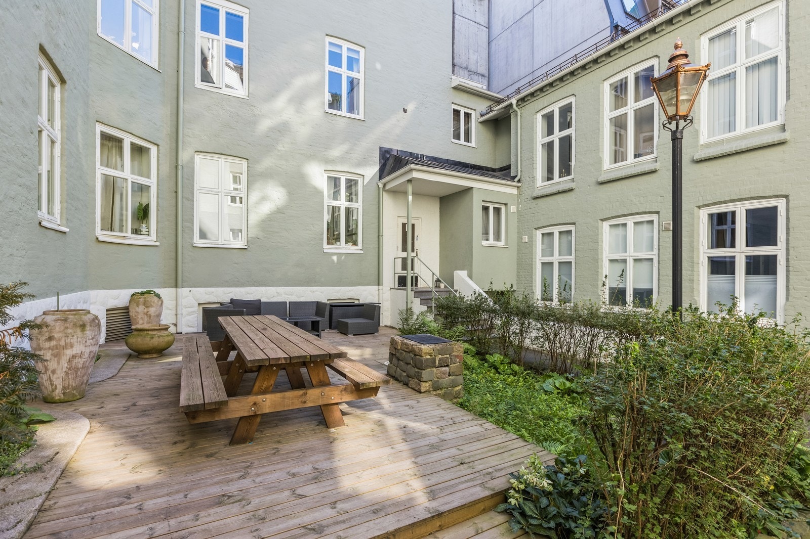 Koselig bakgård. Galleribilde