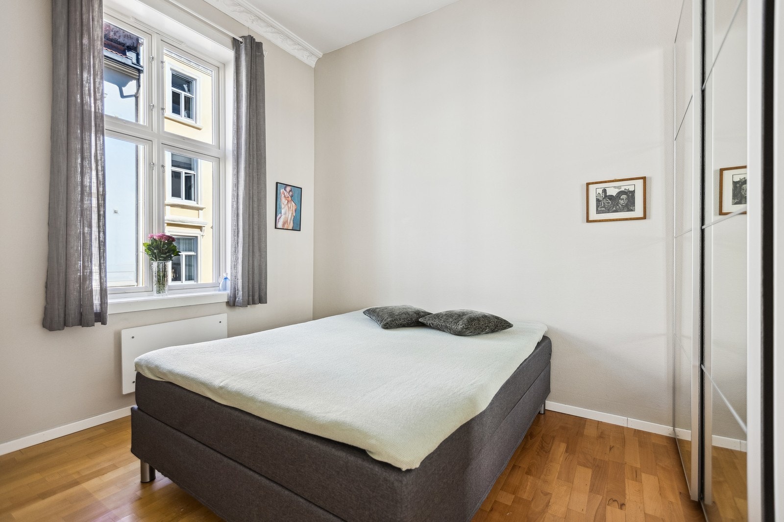 Soverom med stor skyvedørsgarderobe. Galleribilde