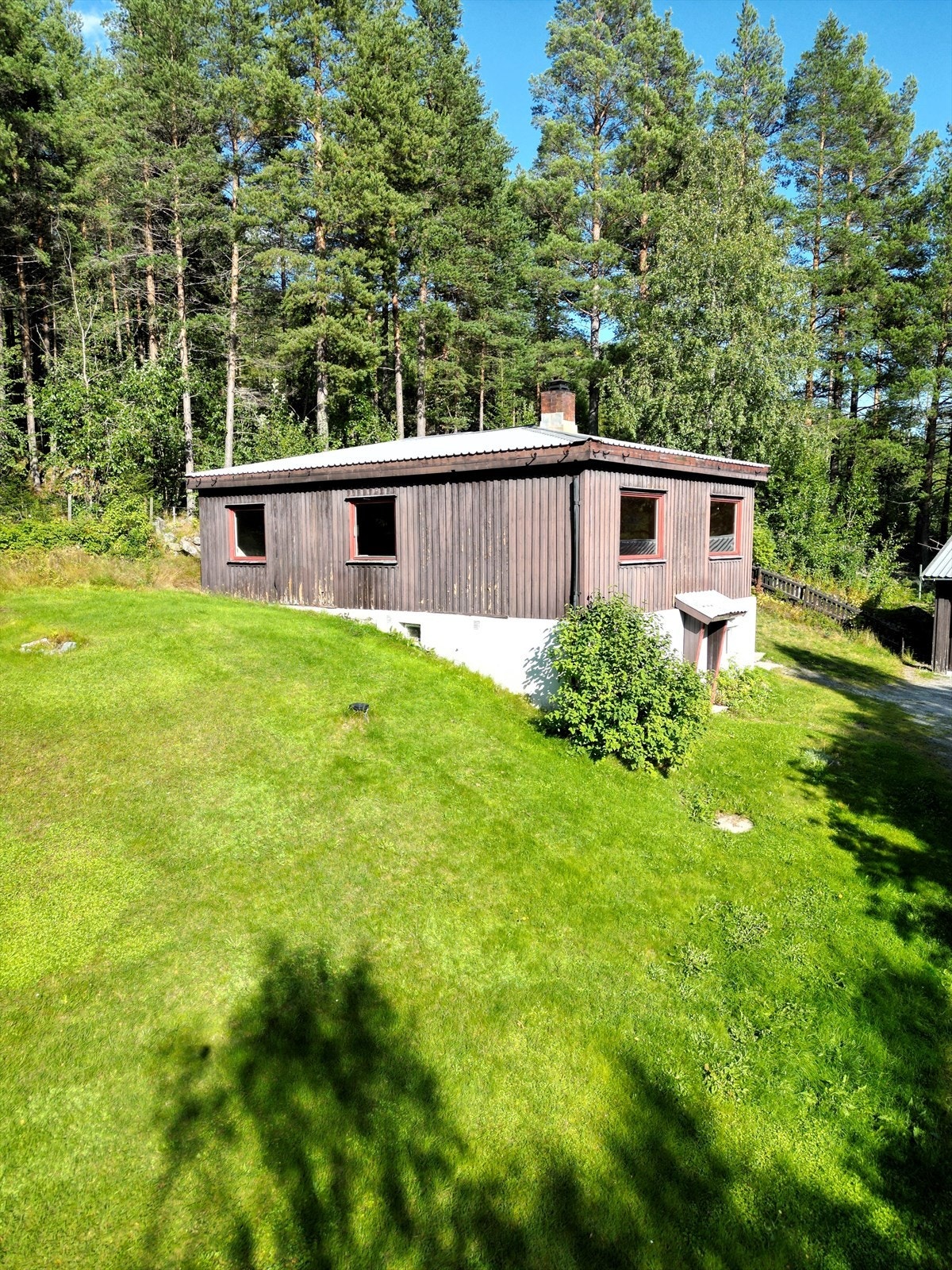 Boligen er oppført år 1946, utført oppgraderinger av boligen ca. år 1954, år 2018 ble det boret etter vann. Galleribilde