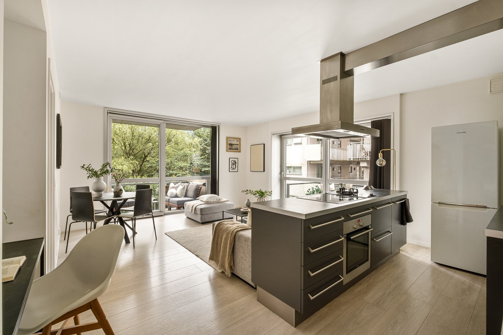 En lys 2R selveierleilighet med en sentral og attraktiv beliggenhet i populære Waldemars hage, midt mellom St.Hanshaugen og Grünerløkka. Galleribilde