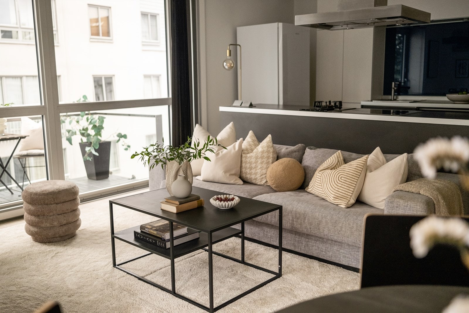 Store vindusflater gir rikelig med luft og lys. Galleribilde