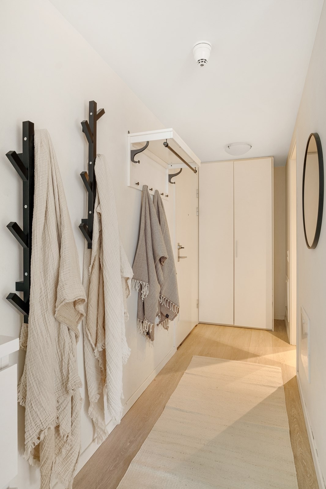 Her er det god plass til å oppbevare yttertøy og sko. Galleribilde