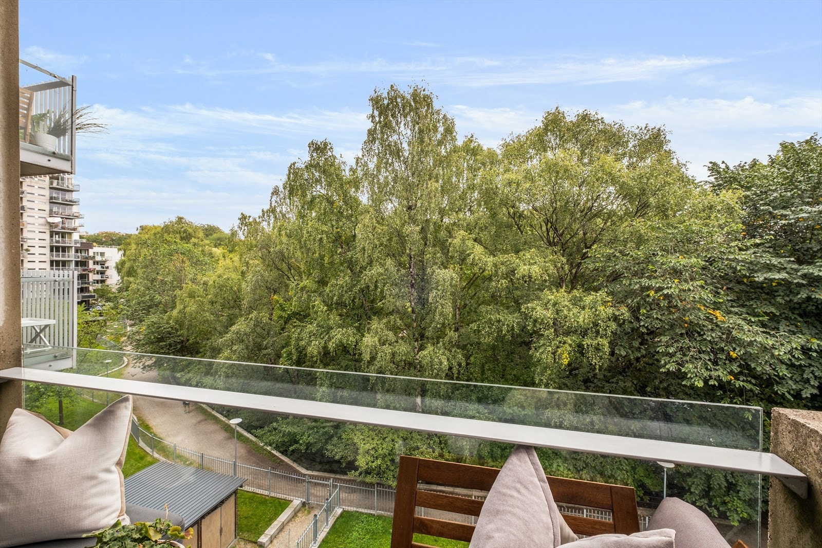 Balkongen er perfekt for å nyte frokost eller lange sommerkvelder. Nydelig utsikt over hagen og Akerselva! Galleribilde