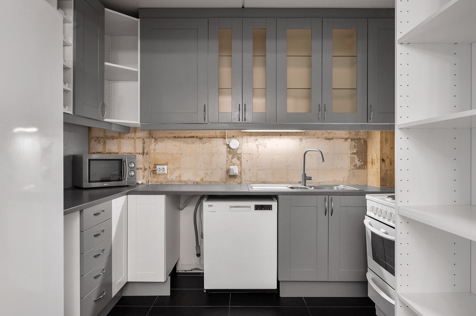 - Kjøkkeninnredning med glatte fronter, laminat benkeplate, stekeovn, oppvaskmaskin og kjøleskap. Kjøkken har behov for modernisering. - Galleribilde