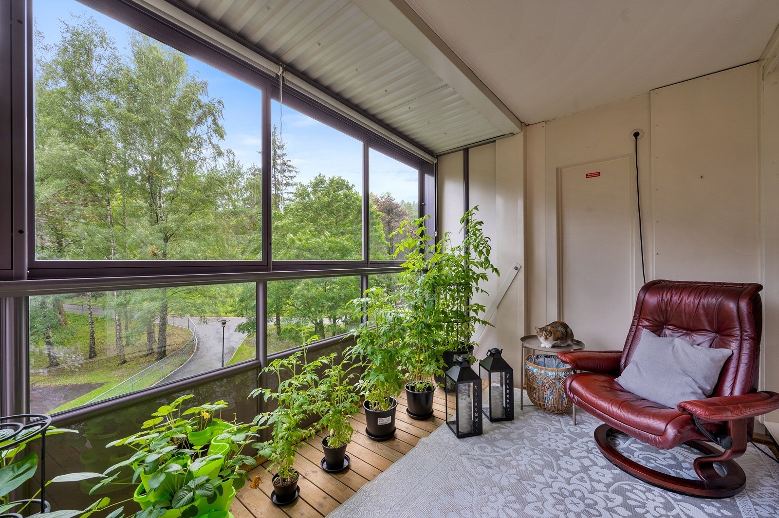 - Balkongen vender mot vest. Her får man nytet kvelden uten innsyn! - Galleribilde