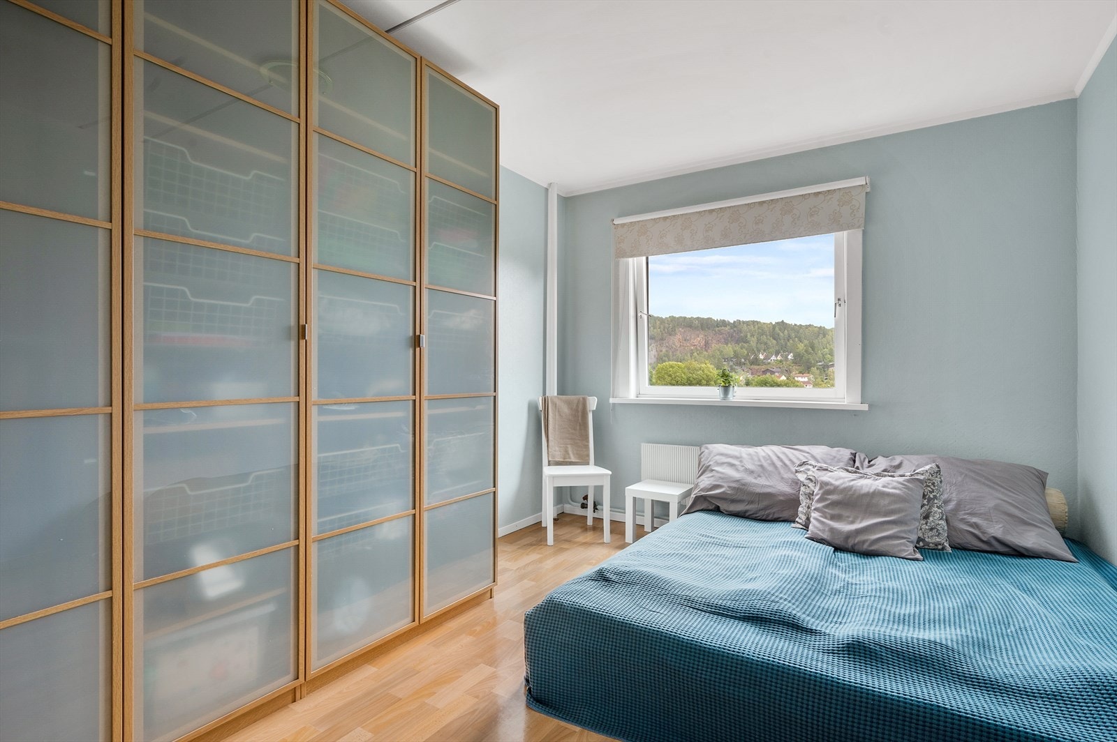 - Lyst og romslig soverom med stor vindu som gir flott utsikt. Perfekt for en rolig og behagelig atmosfære - Galleribilde
