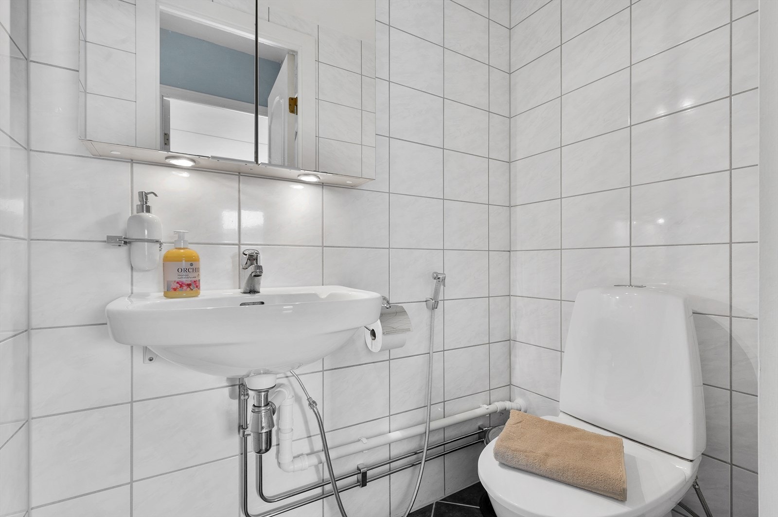 - Separat WC og servant med underskap- Galleribilde