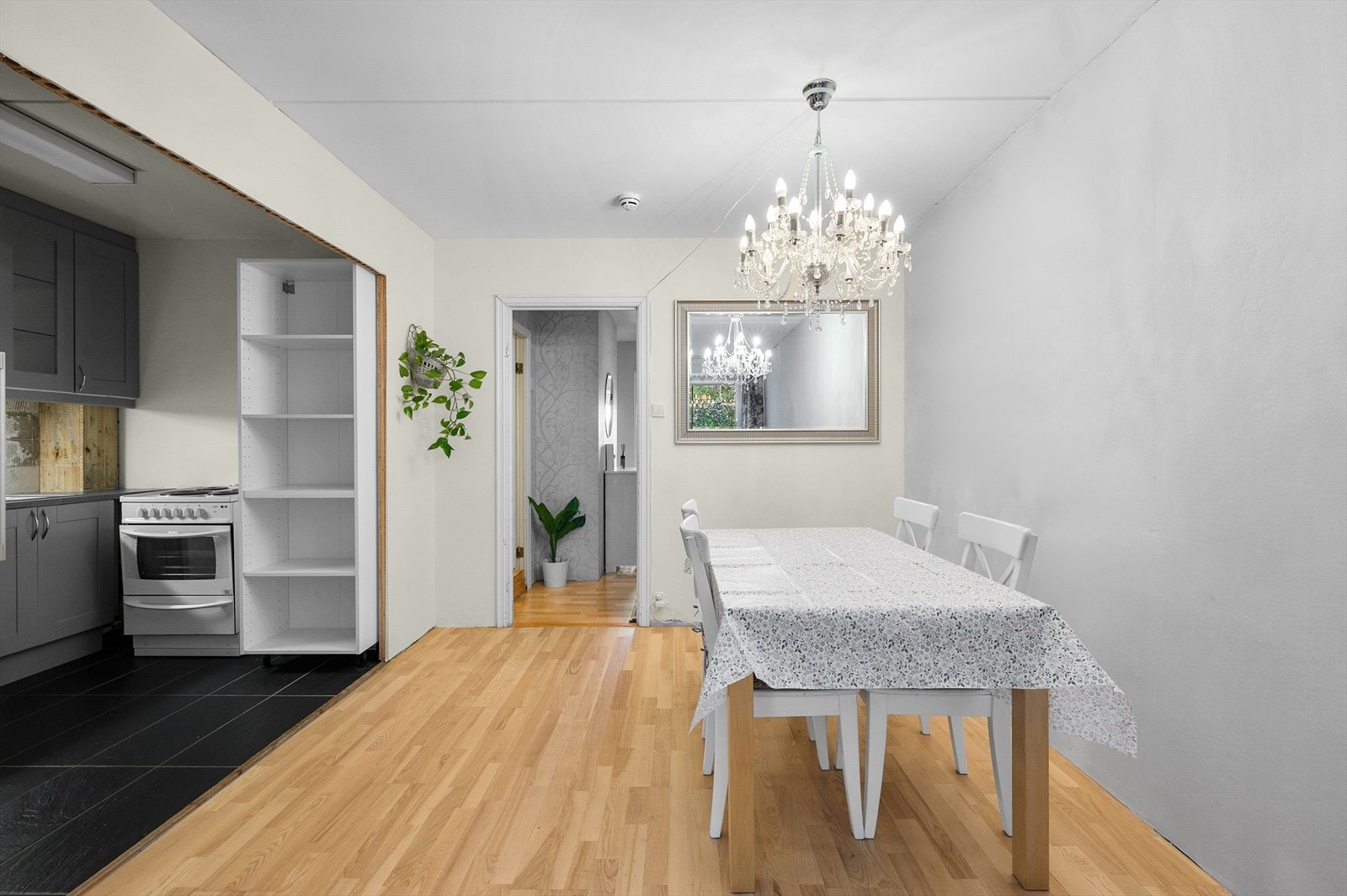 - Lys og romslig spisestue med åpen løsning til kjøkkenet, ideell for sosiale sammenkomster og hverdagslige måltider - Galleribilde