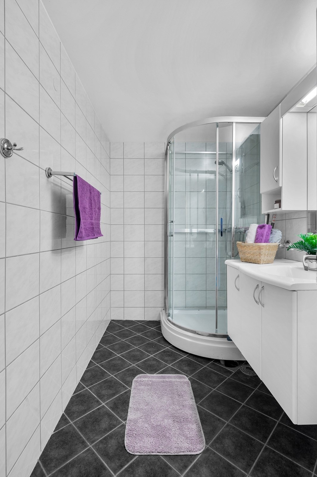 - Det er dusjkabinett og opplegg for vaskemaskin - Galleribilde