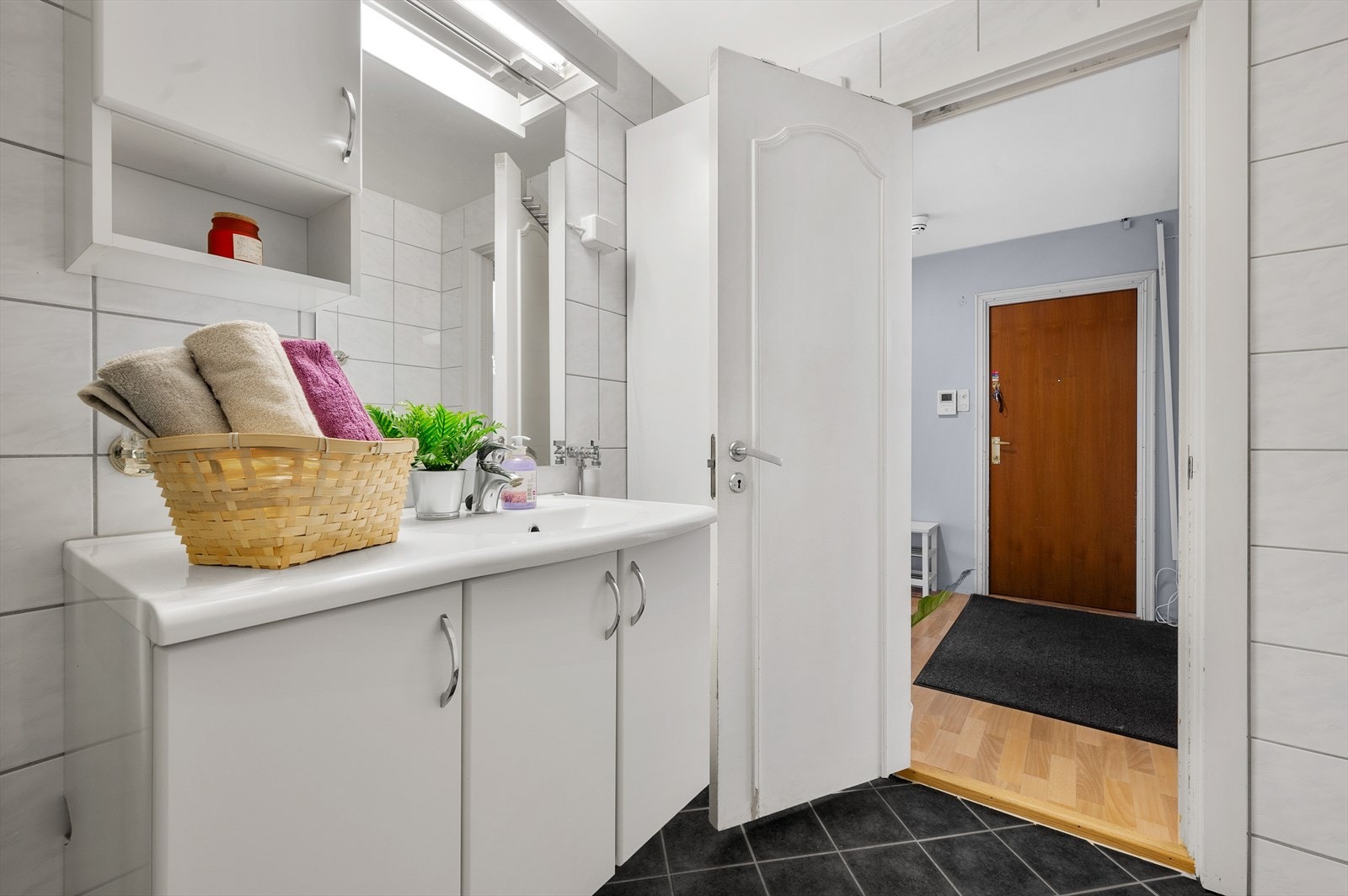 - Pent bad med praktisk innredning og god oppbevaringsplass. Lyse fliser og stilrent design gir en innbydende atmosfære - Galleribilde