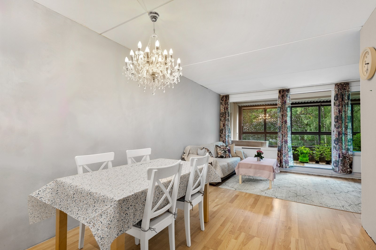 - Hyggelig stue med plass til stort spisebord - Galleribilde