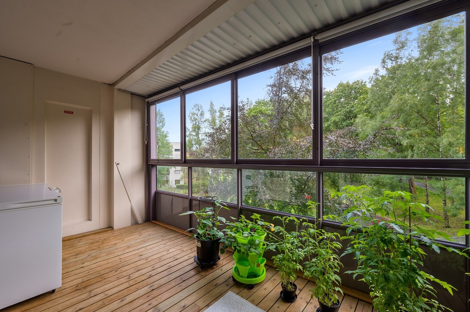 - Stor og praktisk innglasset balkong - Galleribilde