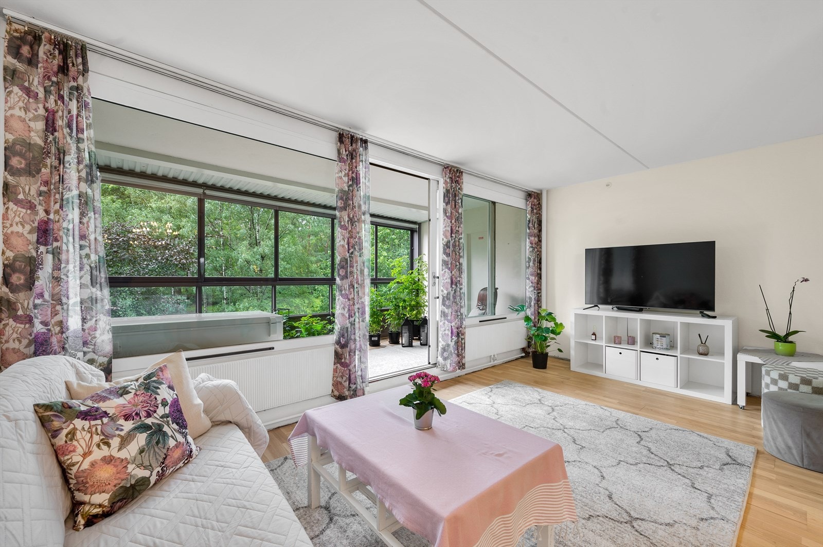 - Stuen har en fin utforming som gjør det enkelt å møblere med sofa og mediemøblement - Galleribilde