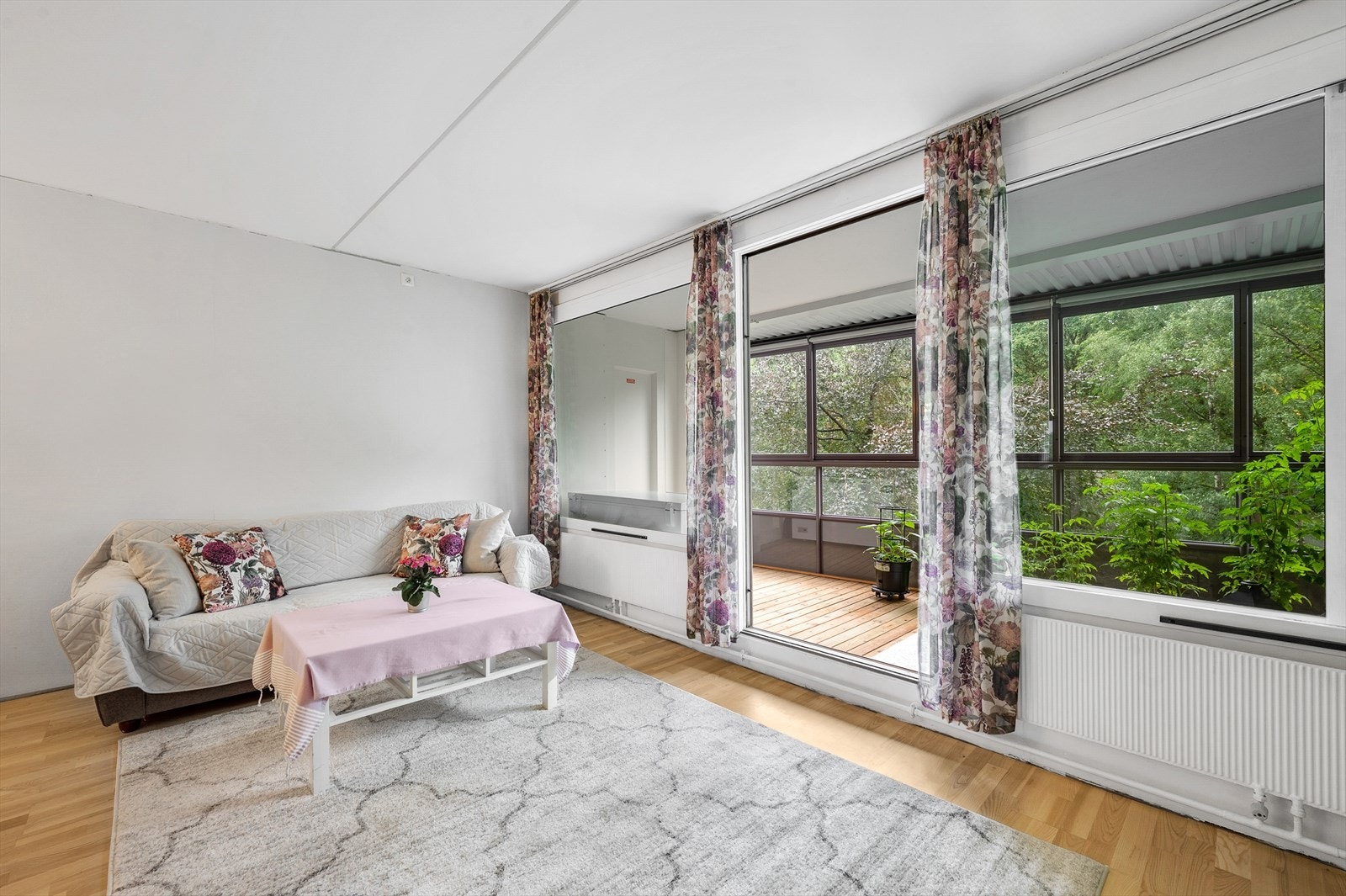 - Fra stuen er det adkomst til boligens innglasset balkong - Galleribilde