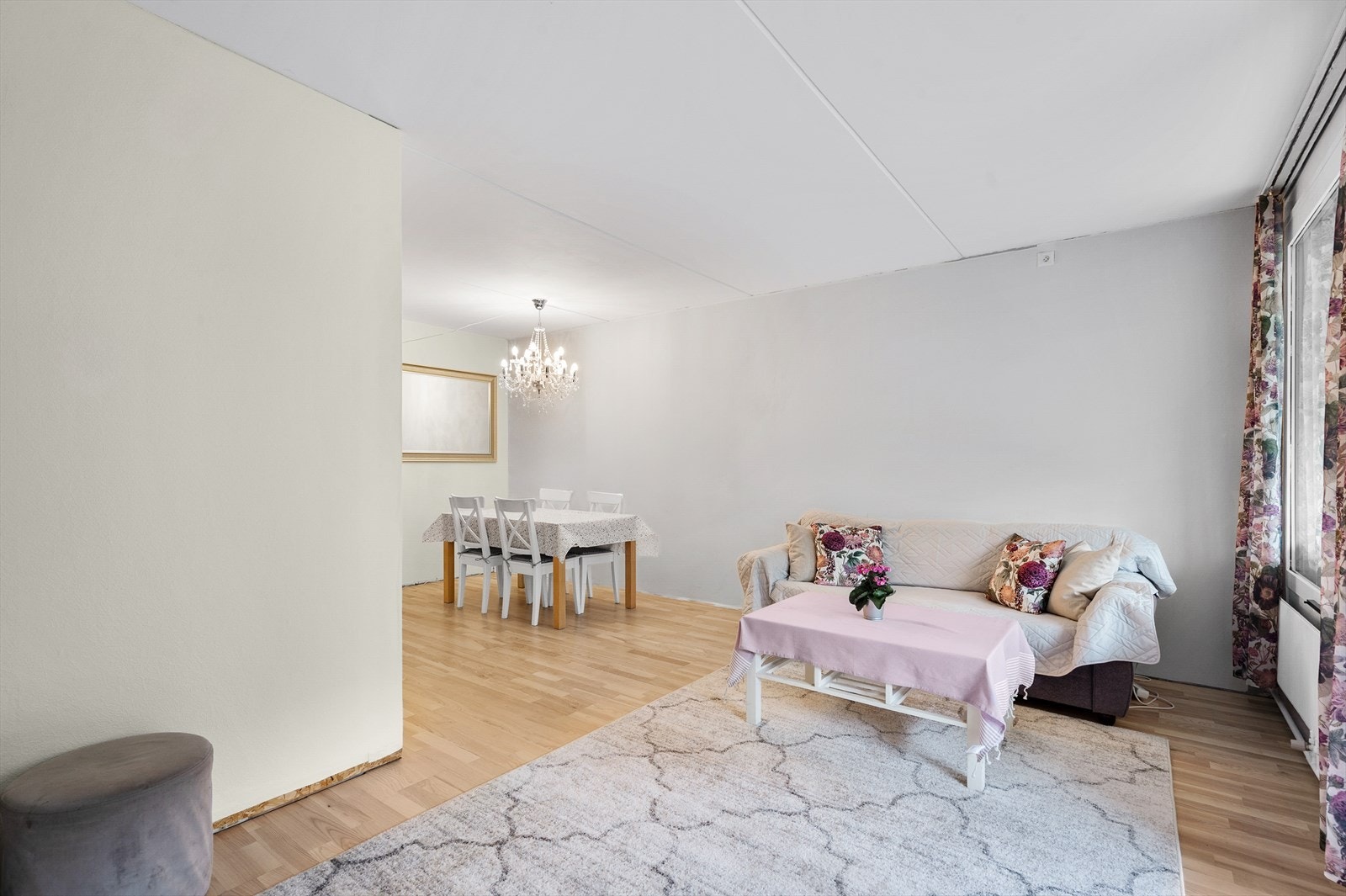 - Lys og romslig stue med åpen løsning til spisestue. Perfekt for sosiale sammenkomster og avslapning - Galleribilde