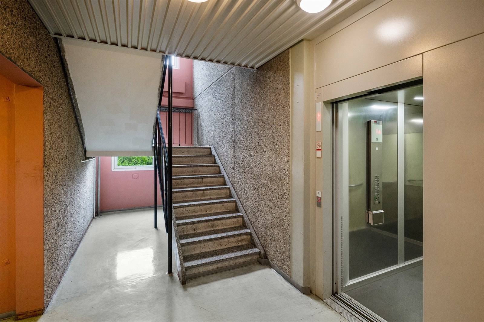 - Leiligheten ligger i 2.etg med adkomst både via heis eller trapp - Galleribilde