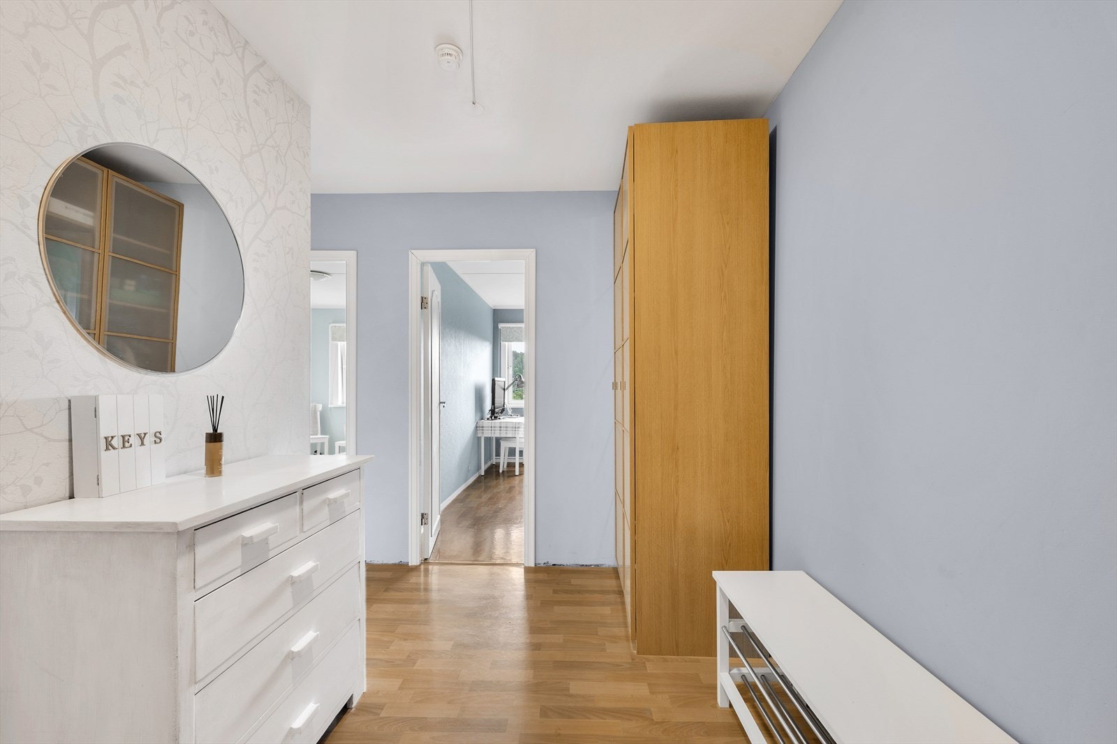 - Lys entré med god plass for oppbevaring - Galleribilde