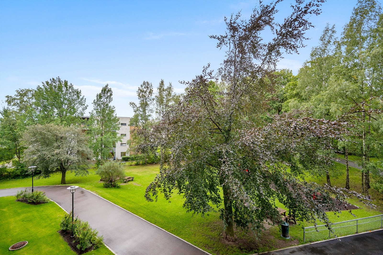 - Flott grøntområde med godt vedlikeholdte stier og sitteplasser, perfekt for rekreasjon og barnelek i et rolig nabolag - Galleribilde