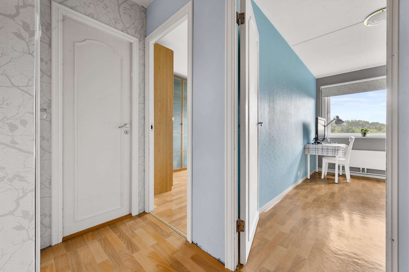 - Boligen har fin planløsning. Her har vi begge soverommene og ekstra innvendig bod - Galleribilde