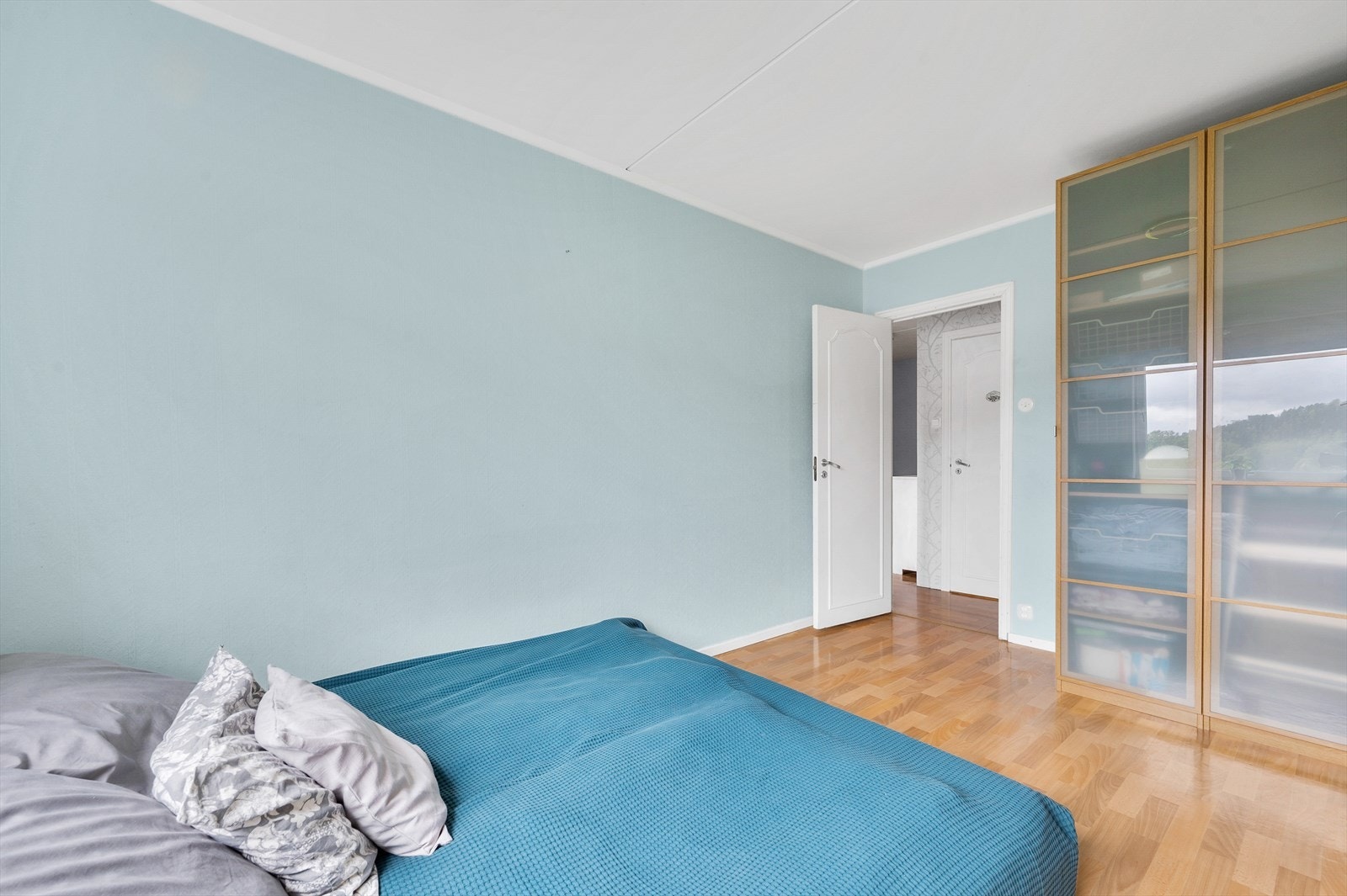 - Plass til dobbeltseng, nattbord og stor garderobeskap - Galleribilde