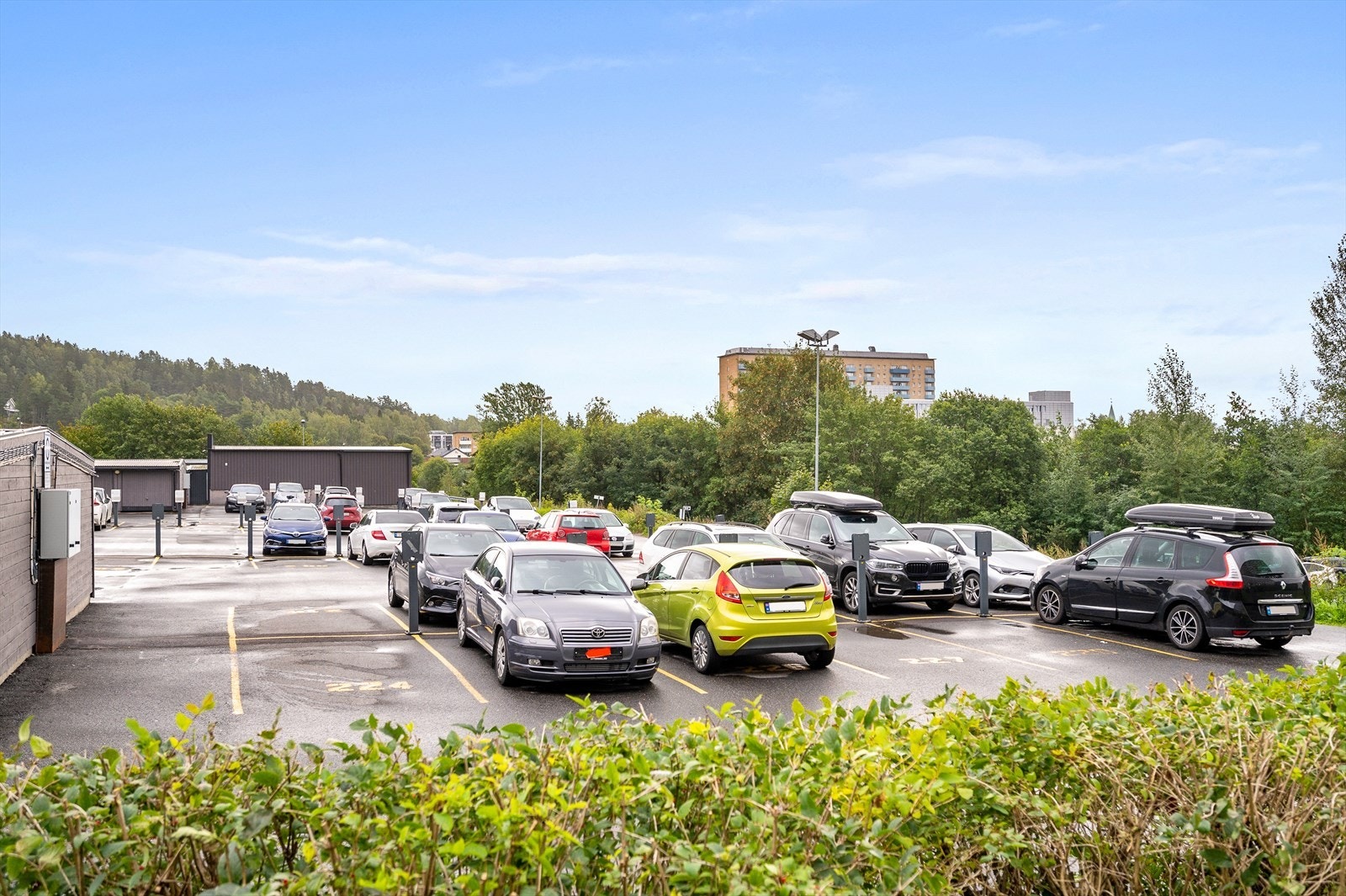 - Parkeringsplass, leie er kr 150,- pr mnd. Ta kontakt driftskontoret om plass og venteliste - Galleribilde