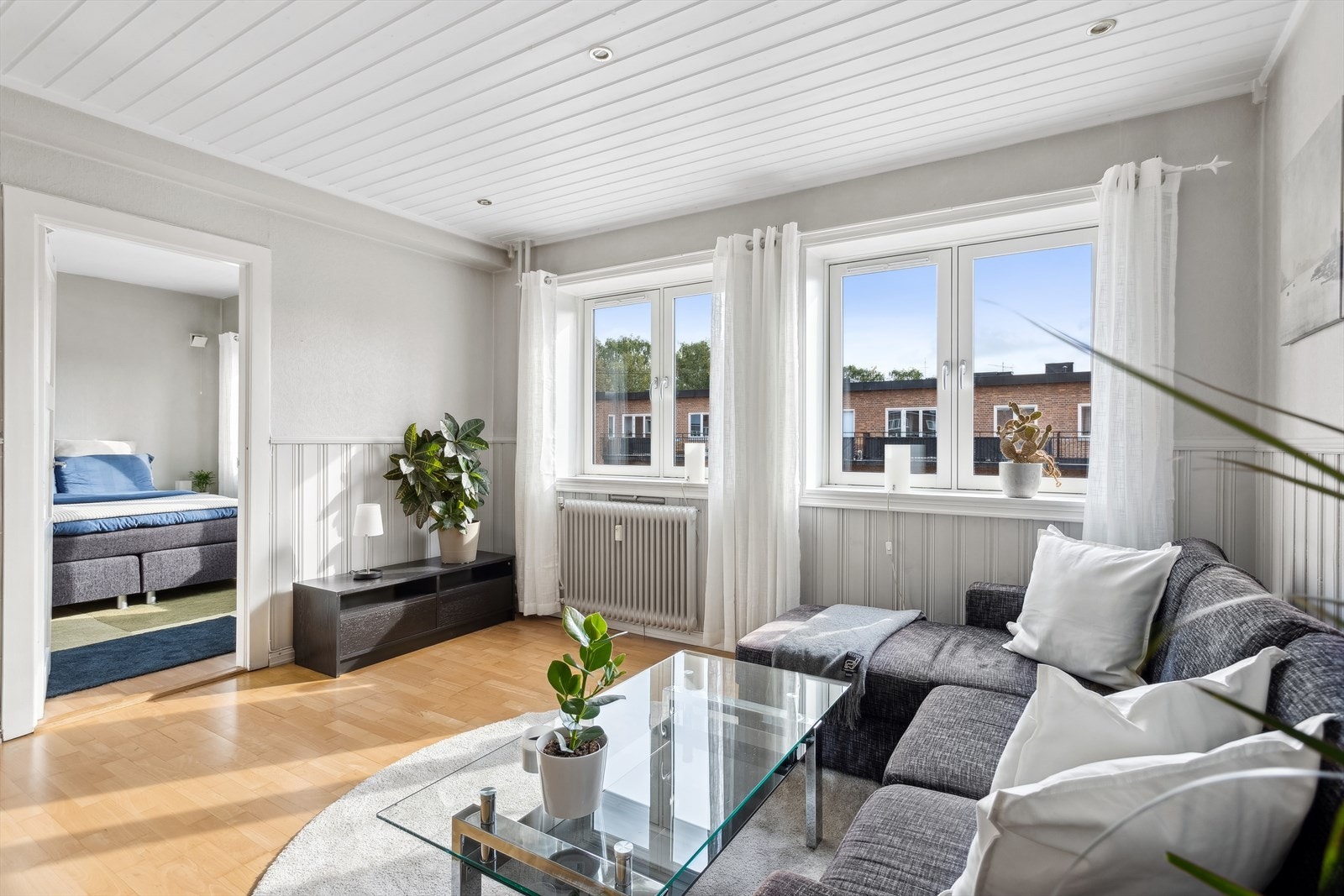De store vinduene i stuen gir rikelig med lysinnslipp som bidrar til en hyggelig atomsfære. Galleribilde