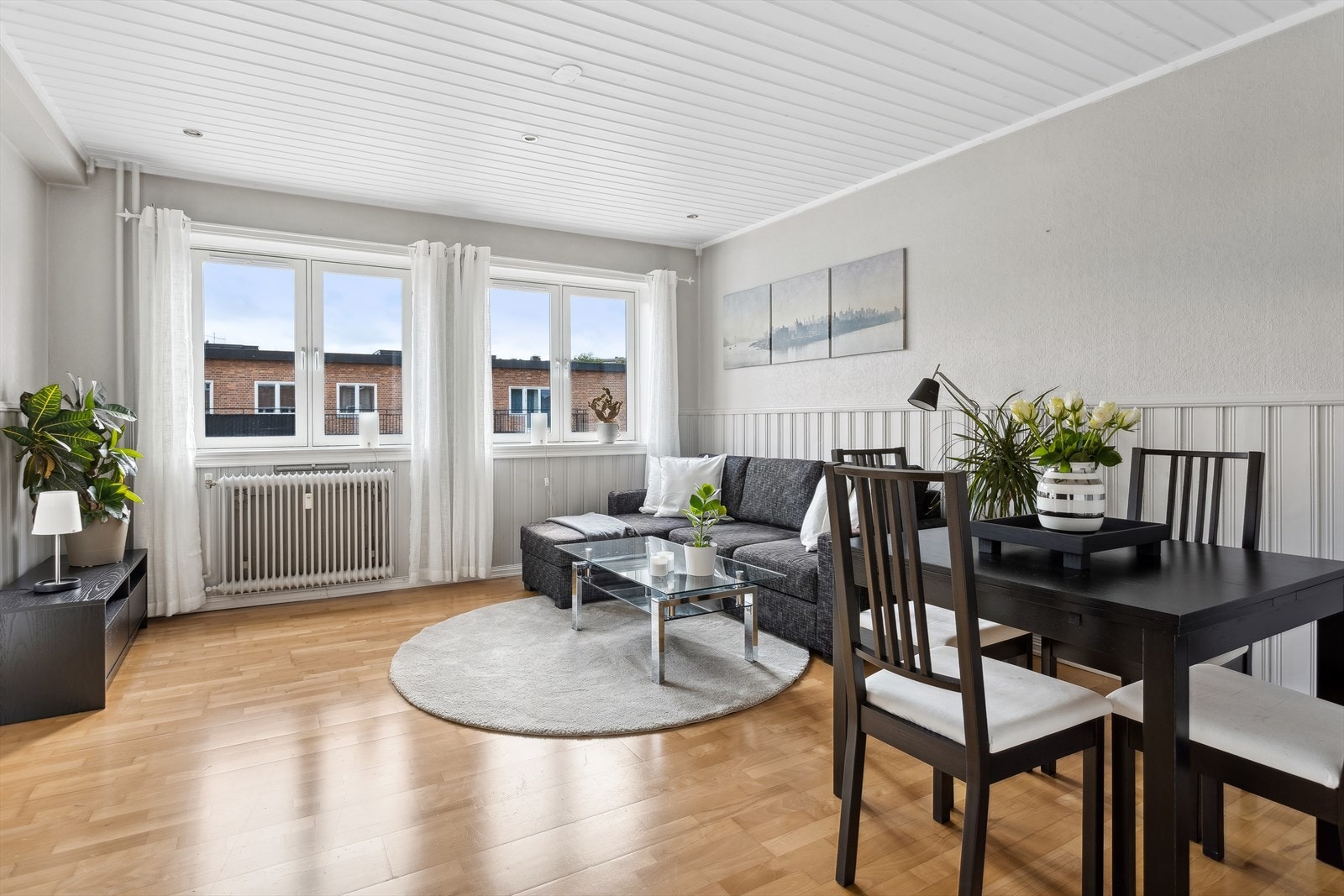 Det er naturligvis mer enn nok plass til et middagsbord hvor du kan nyte gode måltider i enda bedre selskap. Galleribilde