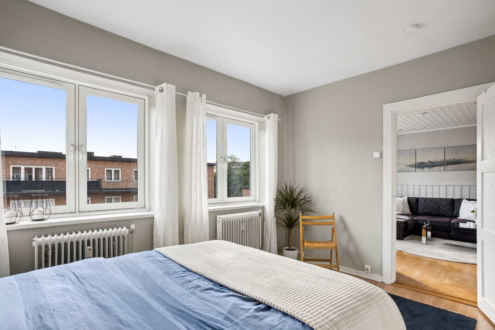Romslig soverom med store vinduer som slipper inn rikelig med naturlig lys Galleribilde