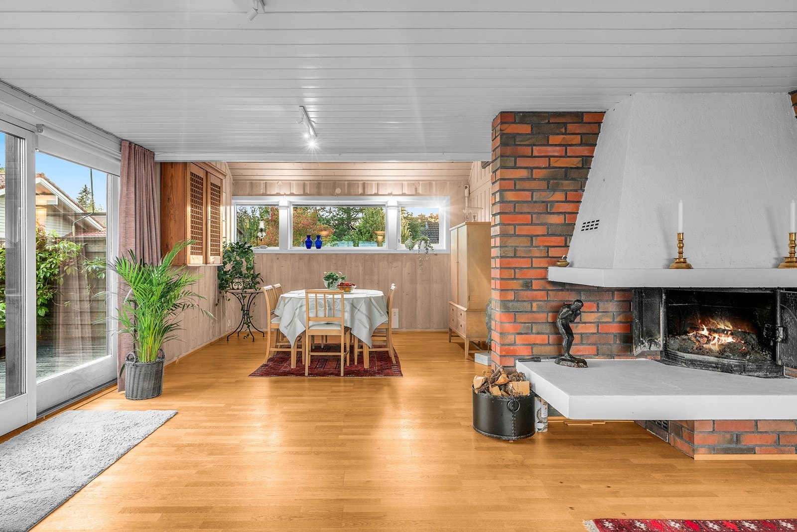 God plass til stort spisebord. Galleribilde