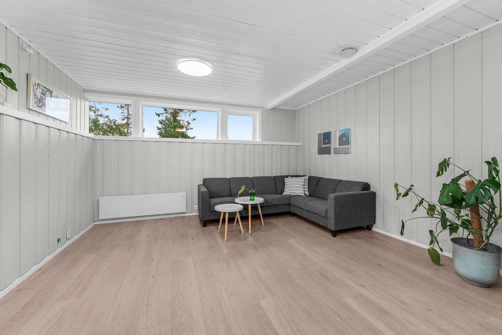 Rommet har god takhøyde og mye lysinnslipp, skjermet for innsyn. Galleribilde