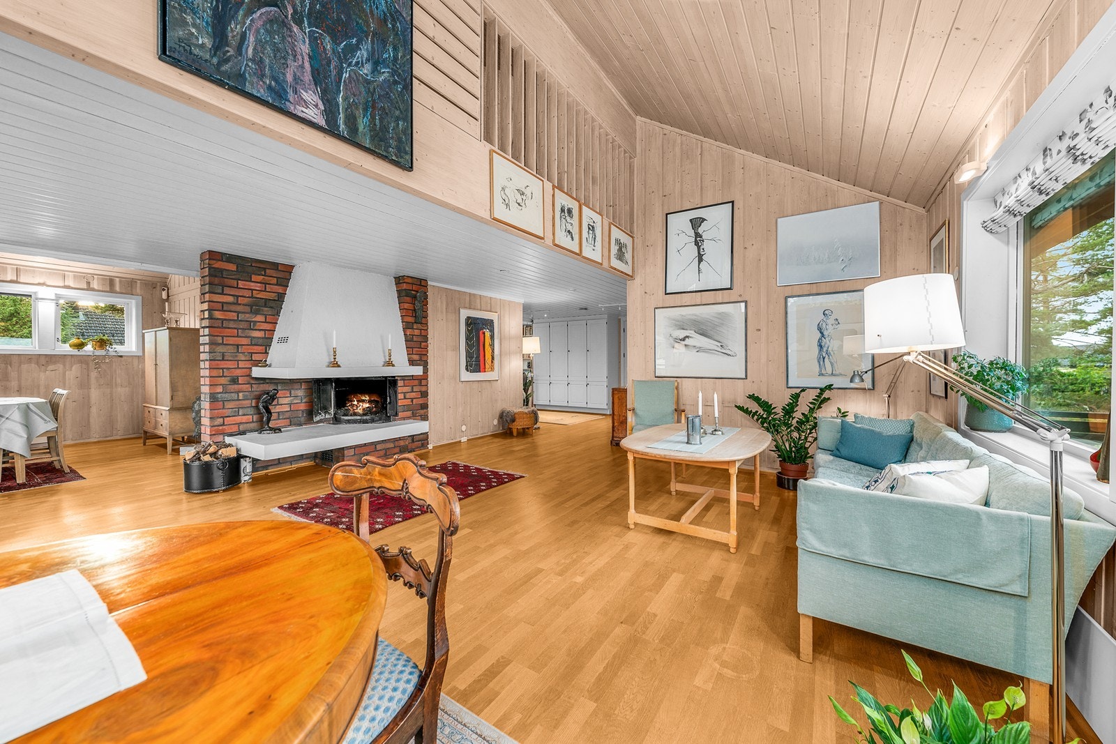 Stuen har flere spennende detaljer som blant annet god takhøyde og mursteinvegg ved peisen. Galleribilde