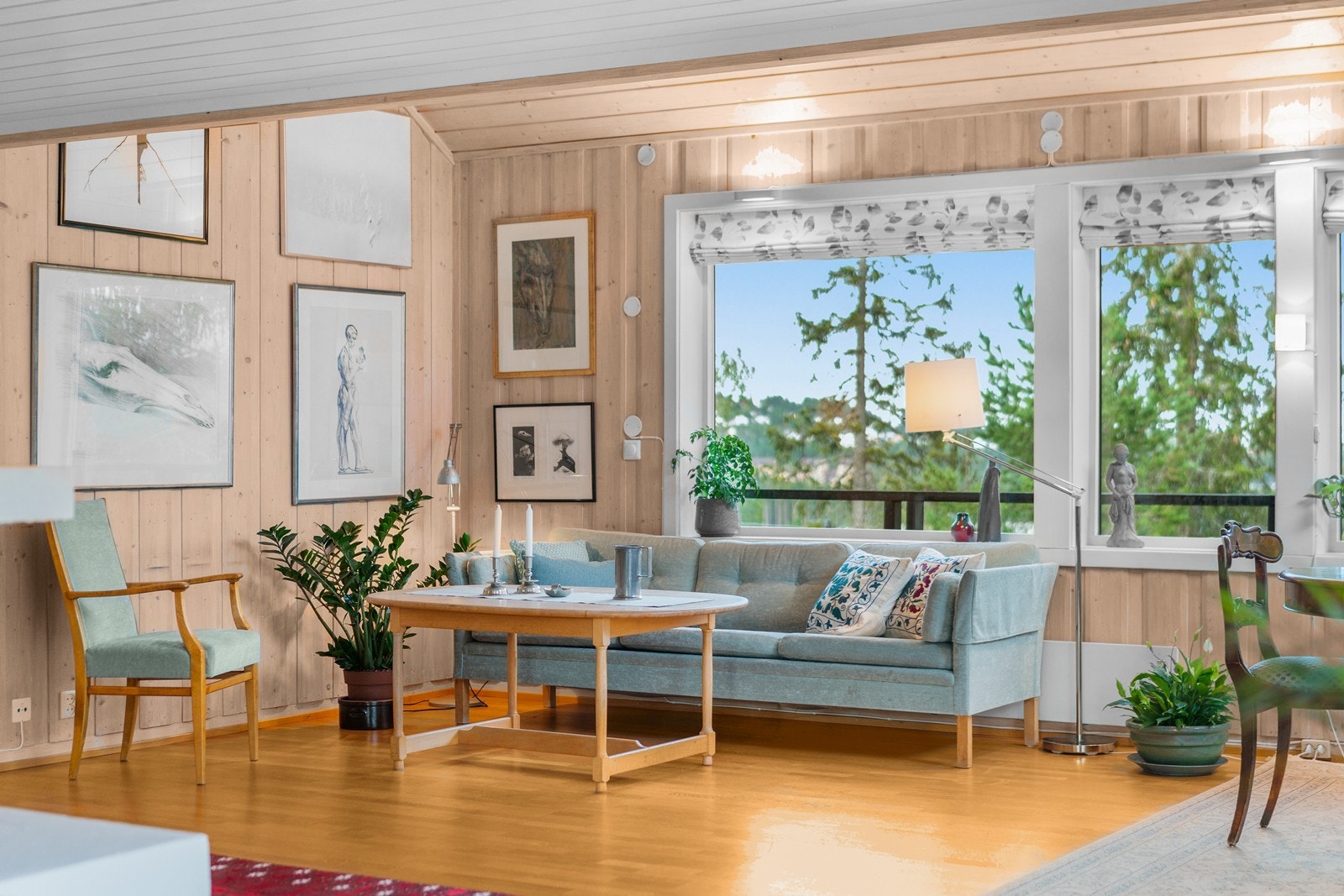 Oppholdsrommet har parkett på gulvet, og trepanel på veggene. Galleribilde