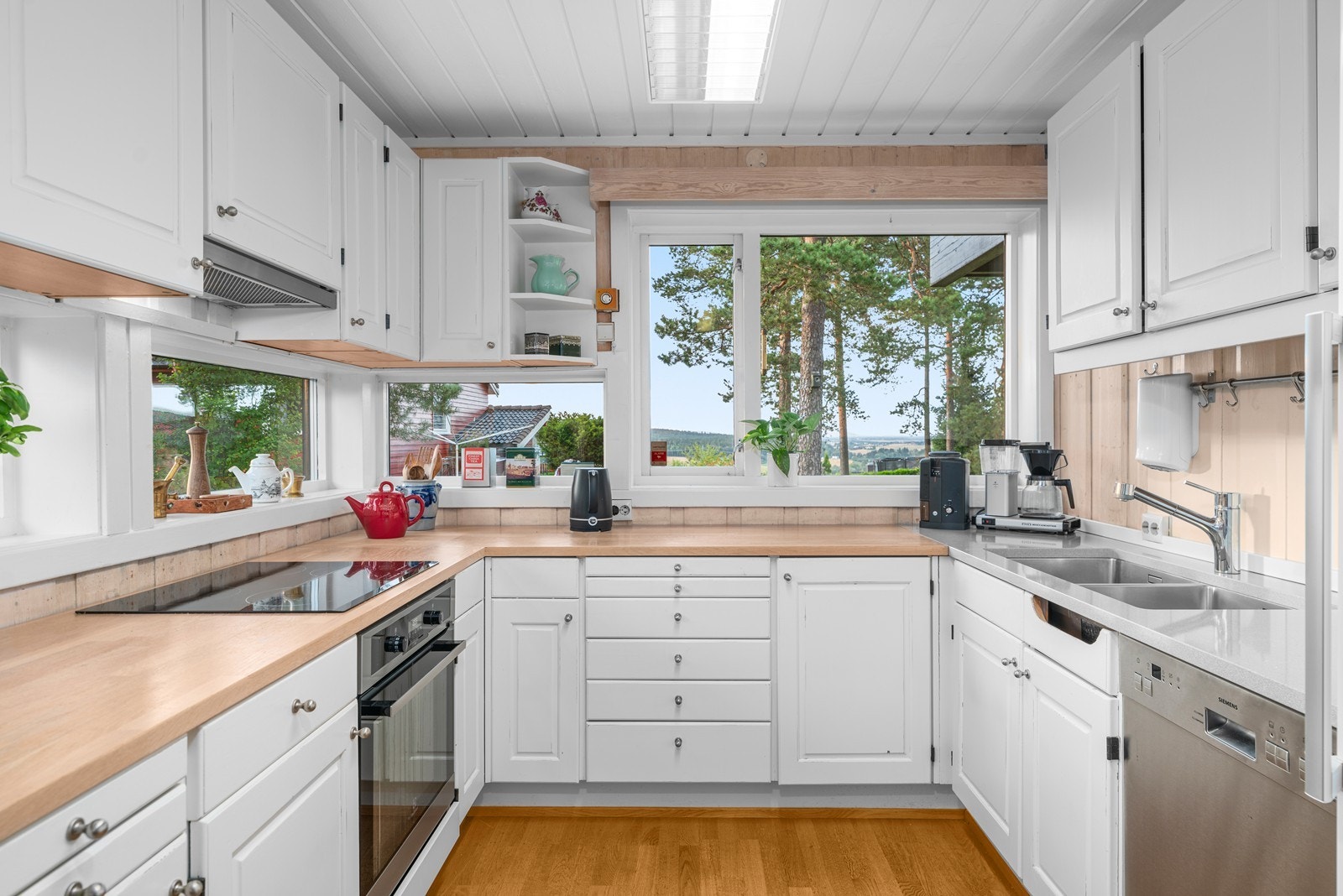 Kjøkkenskapene har profilerte fronter, og det er satt inn nedfelt oppvaskkum og 1-greps blandebatteri i benkeplaten. Galleribilde
