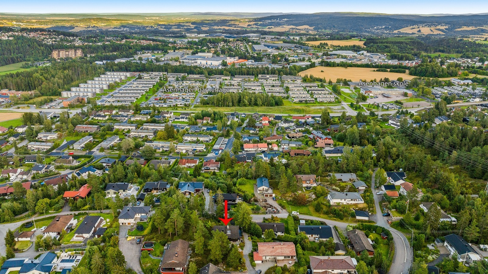 Det er kort vei til både skole og barnehage. Galleribilde