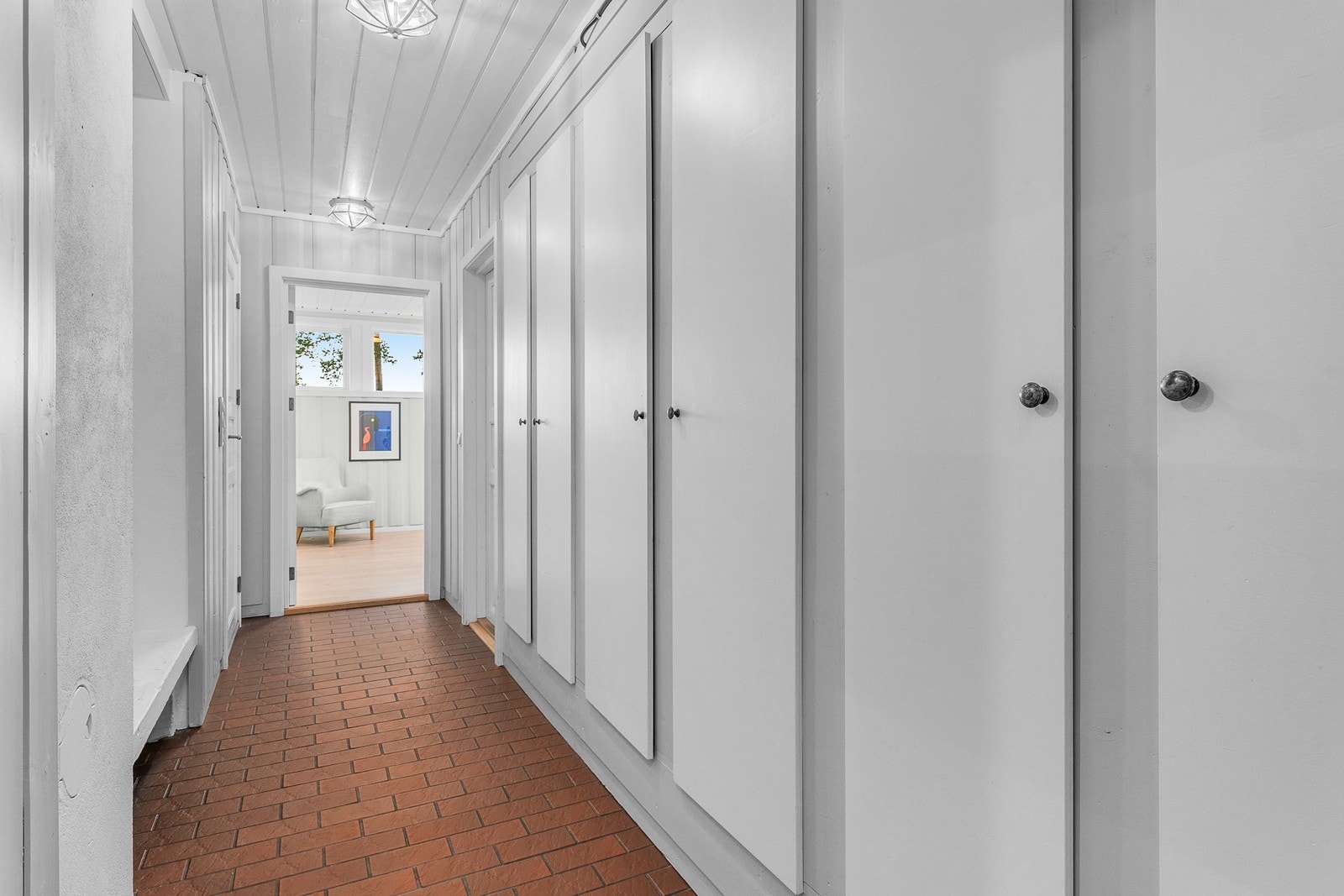 I gangen er det god plass til å henge fra seg klær i store plassbygde garderobeskap. Galleribilde