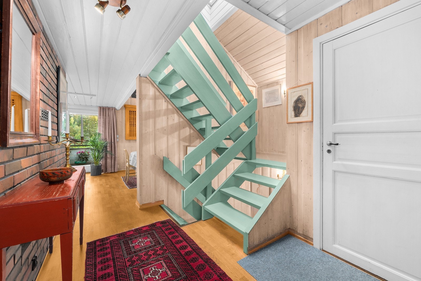 Fra gangen er det trapp opp til 2. etasje, samt ned til underetasjen. Galleribilde