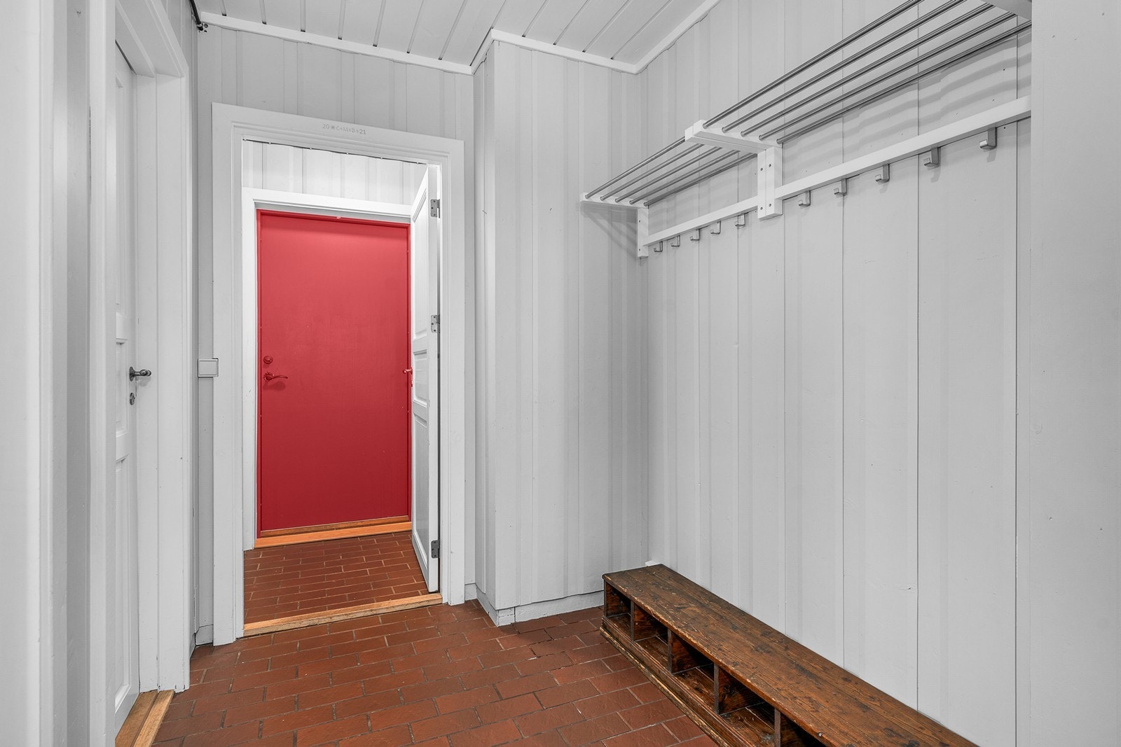 Det er egen inngangsdør til hybelen, samt innvendig dør til hoveddelen. Galleribilde