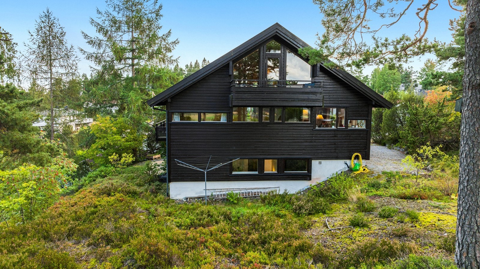 Deler av hagen er naturtomt, med trær, hekk og øvrig beplantnig. Galleribilde