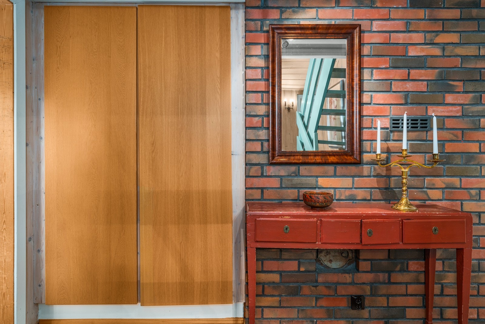 I gangen er det plass til å henge fra seg yttertøy i garderobe i nisje. Galleribilde