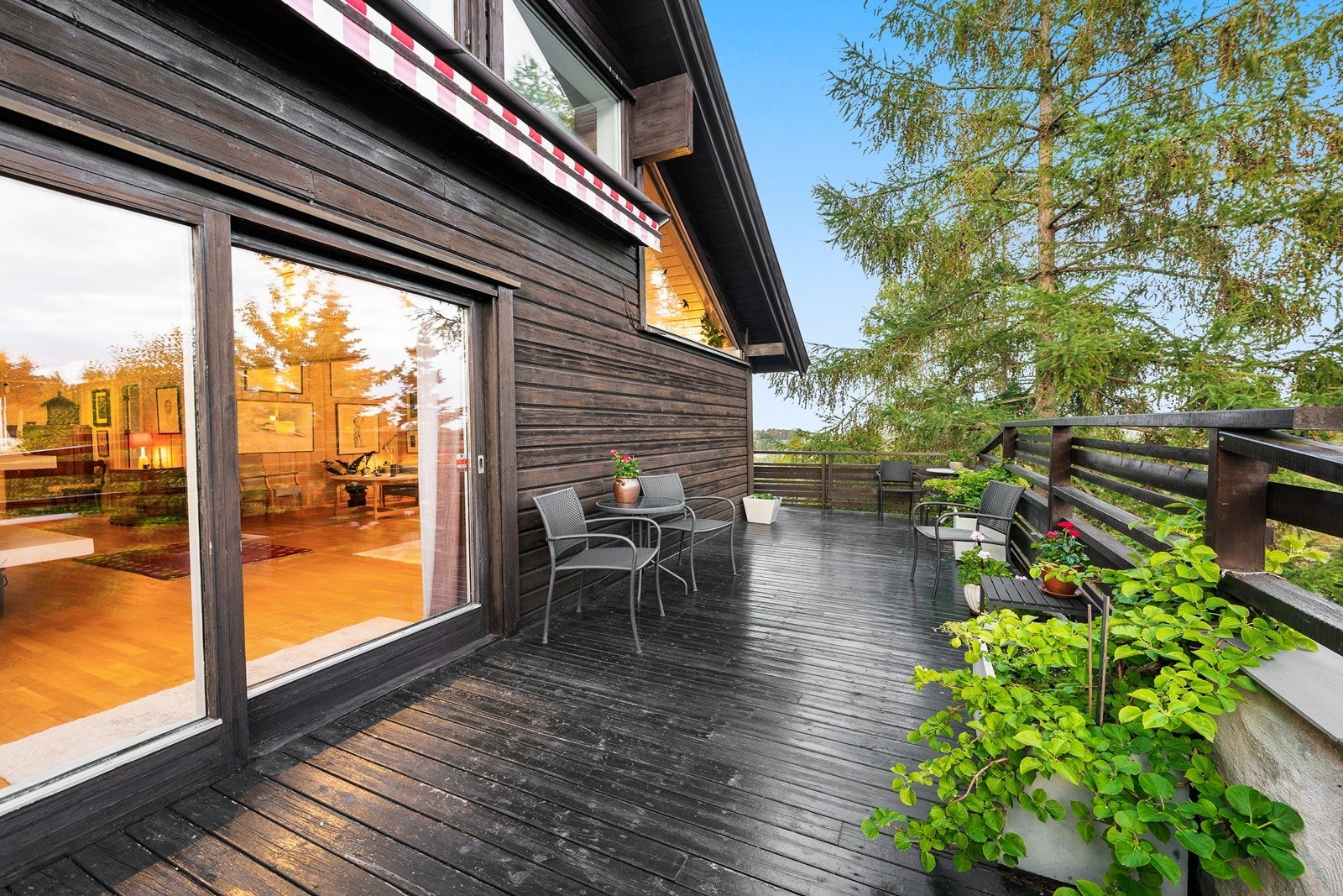 Fra stuen er det utgang til en herlig sørvendt terrasse på 35 m². Galleribilde