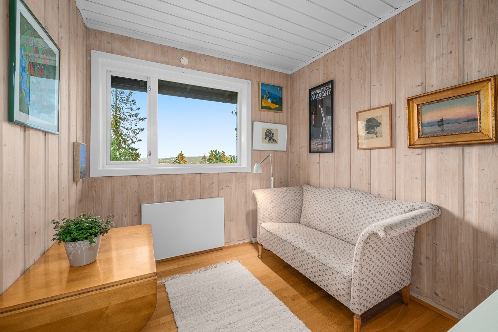 Etasjen har to gode soverom. Rommene har god plass til seng, nattbord, garderobe og skrivebord. Galleribilde