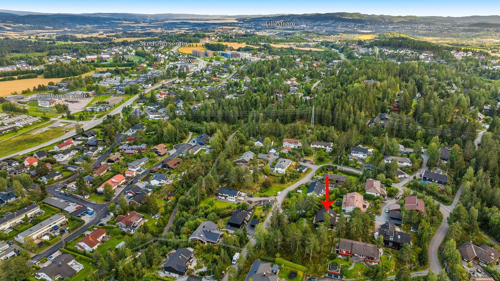 For servicetilbud er det kort vei til dagligvareforretninger, og kun 15 minutter til Lillestrøm sentrum med bil. Galleribilde