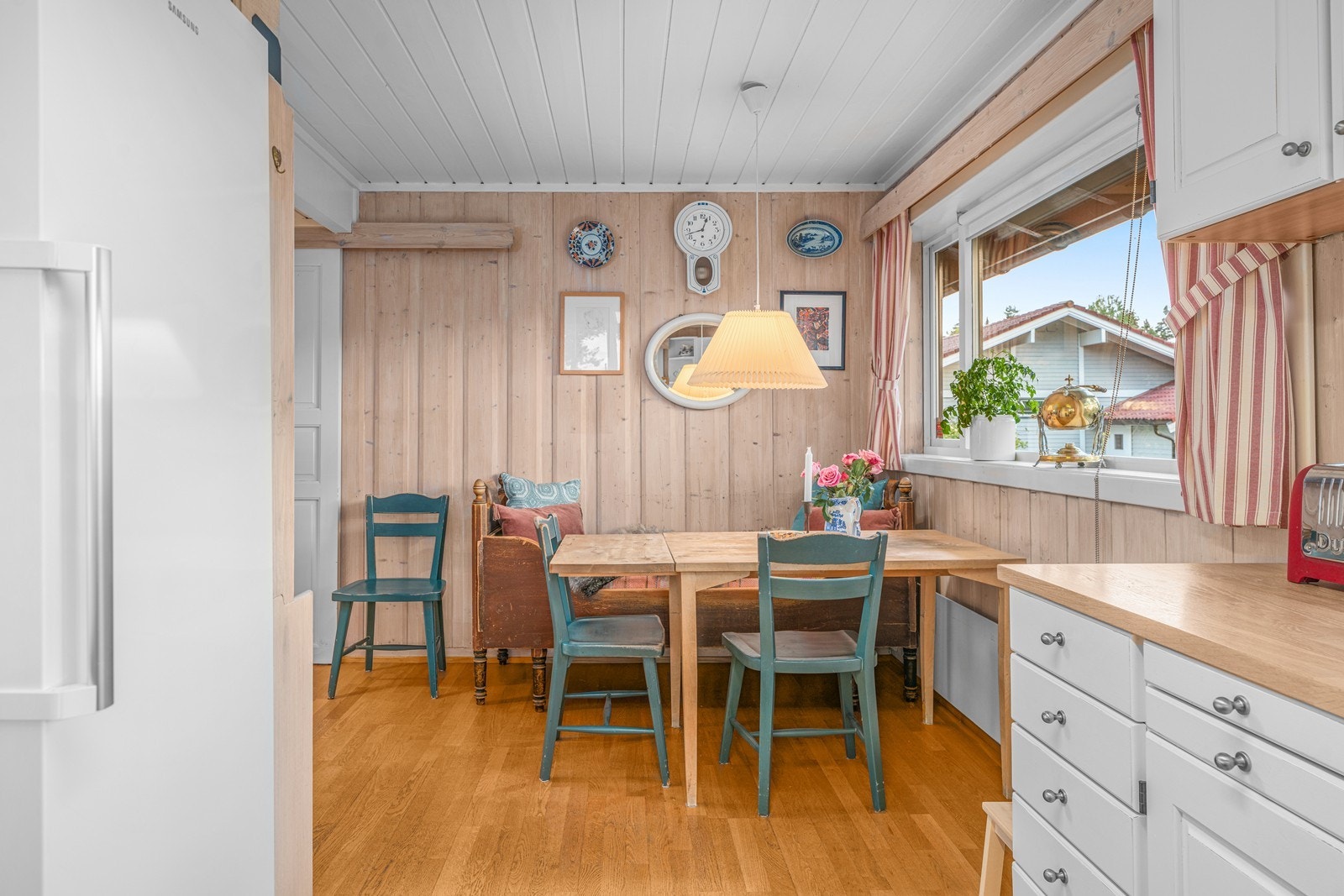 I tillegg er det god plass til spisebord og stoler ved kjøkkenvinduet. Galleribilde